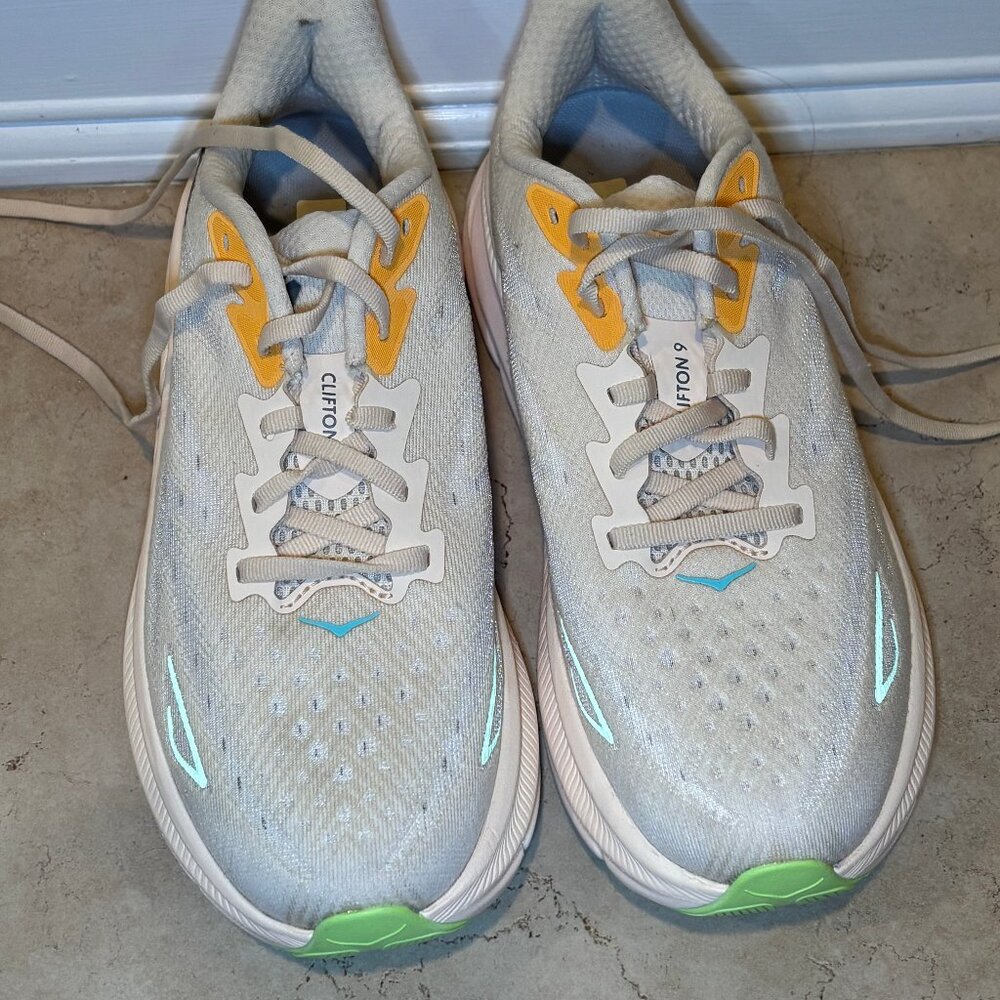 New Without Tags Hoka Clifton 9 Sneakers in Rare Vanilla/ Astral Pink - Picture 2 of 5
